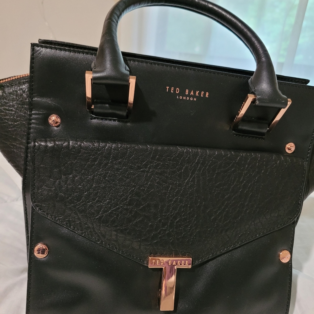 Hand bag with clutch